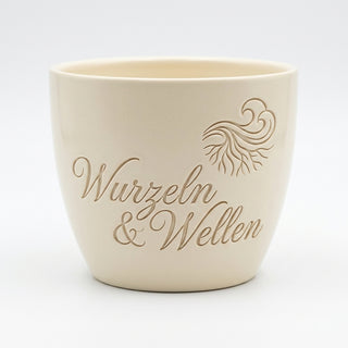 Personalisierter Blumentopf mit Gravur „Wurzeln & Wellen“ — Geschenk Surferin — Detailansicht der Lasergravur
