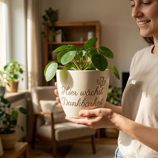 Blumentopf mit Gravur — Geschenk Wellness-Therapeutin 'Hier wächst Dankbarkeit' — im Wohnambiente