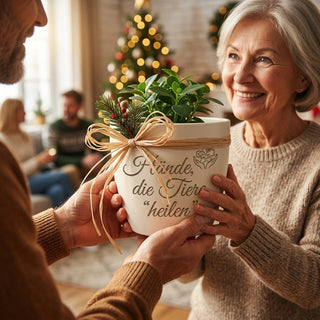 Personalisierter Blumentopf mit Gravur — Geschenk Tierheilpraktikerin — als persoenliche Geschenk-Uebergabe