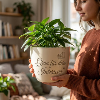 Personalisierter Blumentopf mit Gravur — Geschenk für Interior Designerin — im Wohnambiente