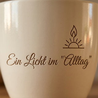 Personalisierter Blumentopf mit Gravur — Geschenk Pflegekraft Abschied — Detailaufnahme