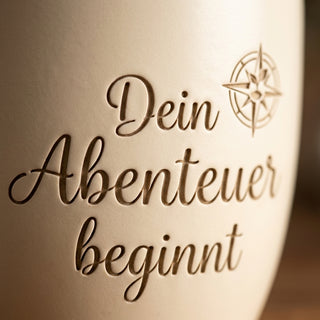 Persönliches Geschenk für Erstklässler – Blumentopf mit Gravur: Dein Abenteuer beginnt — Detailaufnahme