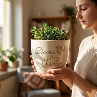 Personalisierter Blumentopf mit Lasergravur — Geschenk für treue Gesellin — im Wohnambiente