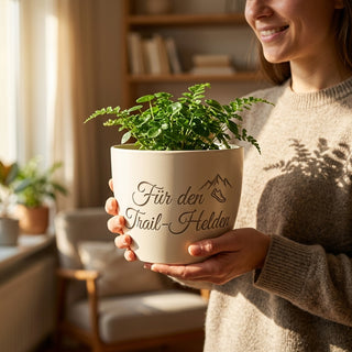 Personalisierter Blumentopf mit Gravur — Geschenk Mountainbiker Geburtstag — im Wohnambiente