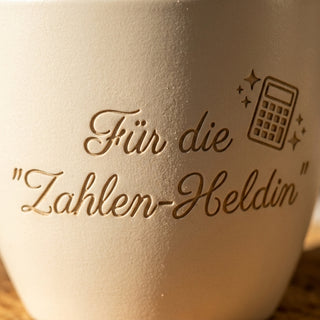 Personalisierter Blumentopf mit Gravur — Geschenk Steuerfachangestellte — Detailaufnahme