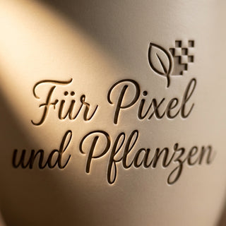 Personalisierter Blumentopf — Geschenk Webdesignerin 'Für Pixel und Pflanzen' — Detailaufnahme