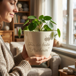 Blumentopf mit Gravur »Für die beste Strickerin« — Geschenk für Strickerinnen — im Wohnambiente