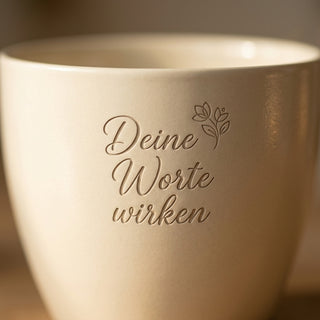 Personalisierter Blumentopf mit Gravur — Geschenk für Podcaster — Detailaufnahme