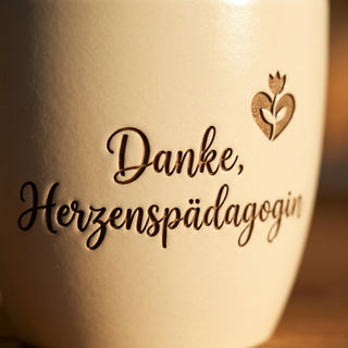 Personalisierter Blumentopf mit Gravur — Geschenk Sonderpädagogin Danke — Detailaufnahme