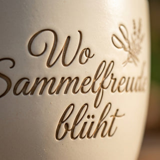 Personalisierter Blumentopf mit Gravur — Geschenk Sammlerin Geburtstag — Detailaufnahme