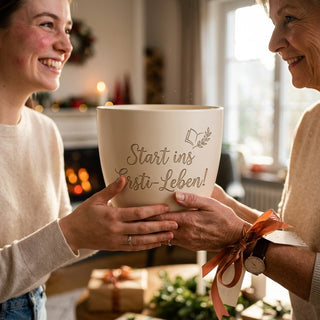 Personalisierter Blumentopf mit Gravur — Ersti-Geschenk Studienstart — als persoenliche Geschenk-Uebergabe