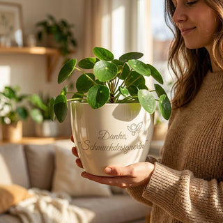 Personalisierter Blumentopf mit Gravur — Geschenk Schmuckdesignerin Danke — im Wohnambiente