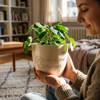 Personalisierter Blumentopf mit Gravur — Geschenk Schwager zum Geburtstag — im Wohnambiente