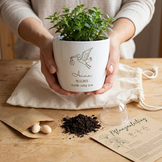 Komplettset Geschenk zur Geburt: Blumentopf mit Gravur, Anzuchterde, Ginkgo-Samen, Anzuchthaube, Pflanzanleitung und Baumwollbeutel