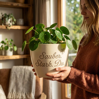 Geschenk Spülkraft – Gravierter Blumentopf mit Persönlichkeit — im Wohnambiente