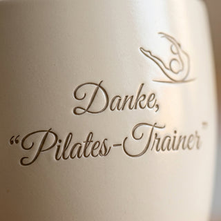 Personalisierter Blumentopf mit Gravur — Danke Geschenk Pilates-Trainer — Detailaufnahme