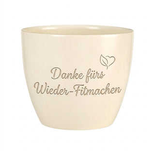Personalisierter Blumentopf mit Gravur — Geschenk Sportmediziner Danke — Detailansicht der Lasergravur