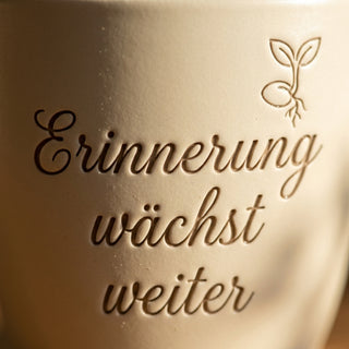 Blumentopf mit Gravur 'Erinnerung wächst weiter' — Geschenk Trauer & Erinnerung — Detailaufnahme