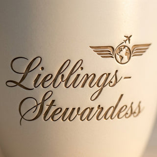 Personalisierter Blumentopf mit Gravur — Geschenk für Flugbegleiterin Abschied — Detailaufnahme