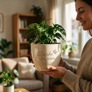 Personalisierter Blumentopf mit Gravur "Danke für jeden Schritt" — Geschenk für Orthopädietechniker — im Wohnambiente