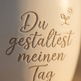 Personalisierter Blumentopf mit Gravur — Geschenk UI Designer Geburtstag — Detailaufnahme