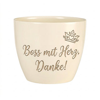 Personalisierter Blumentopf — Geschenk Chef Abschied Danke Gravur — Detailansicht der Lasergravur