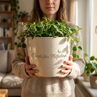 Personalisierter Blumentopf mit Gravur — Geschenk Handballtrainer Dankeschön — im Wohnambiente