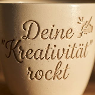 Persönlicher Blumentopf mit Gravur – Geschenk für Content Creator — Detailaufnahme