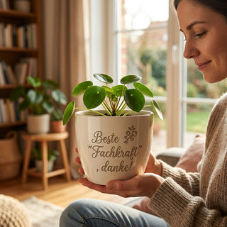 Personalisierter Blumentopf mit Gravur — Dankeschön Fachkraft Lagerlogistik — im Wohnambiente