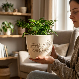 Personalisierter Blumentopf mit Gravur — Geschenk Mountainbiker — im Wohnambiente