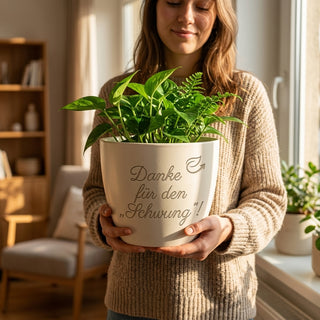 Personalisierter Blumentopf mit Gravur — Geschenk Golflehrer Abschied — im Wohnambiente