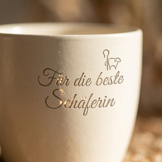 Personalisierter Blumentopf mit Gravur — Geschenk Schäferin zum Geburtstag — Detailaufnahme