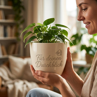 Personalisierter Blumentopf mit Gravur — Geschenk Radiologin Abschied — im Wohnambiente