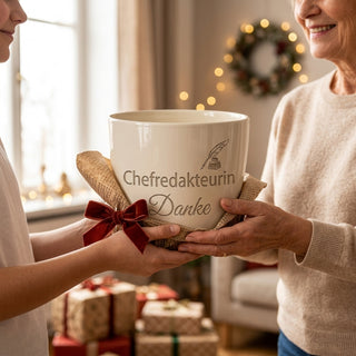 Personalisierter Blumentopf mit Gravur — Geschenk Chefredakteurin Redakteurin — als persoenliche Geschenk-Uebergabe