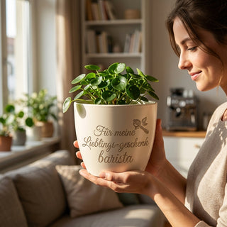 Personalisierter Blumentopf mit Gravur — Geschenk für Barista — im Wohnambiente