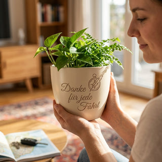 Personalisierter Blumentopf mit Lasergravur — Danke-Geschenk für Taxifahrer — im Wohnambiente