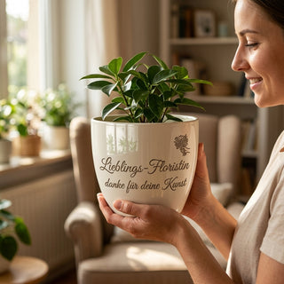 Personalisierter Blumentopf mit Gravur — Geschenk Floristin Dankeschön — im Wohnambiente