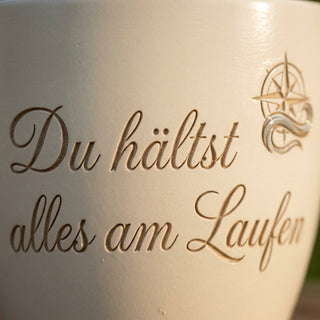 Personalisierter Blumentopf mit Gravur — Geschenk für Verwaltungsfachangestellte — Detailaufnahme