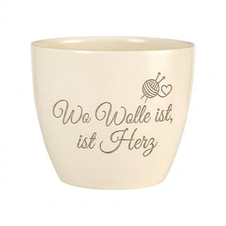 Blumentopf mit Gravur — Geschenk Strickerin »Wo Wolle ist, ist Herz« — Detailansicht der Lasergravur