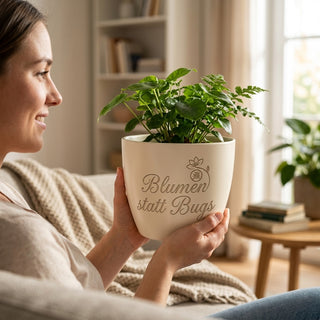 Blumentopf mit Gravur „Blumen statt Bugs“ — Geschenk Softwareentwickler — im Wohnambiente