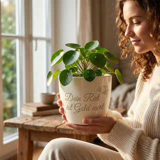 Persönliches Geschenk für Finanzberaterinnen – Blumentopf mit Gravur — im Wohnambiente