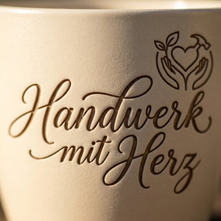 Personalisierter Blumentopf mit Gravur — Geschenk Zimmerer Meisterprüfung — Detailaufnahme