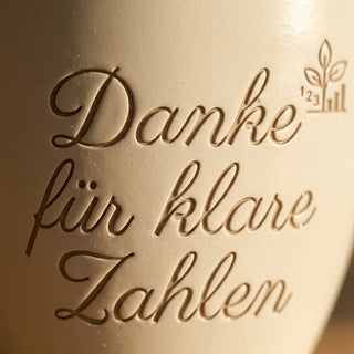 Personalisierter Blumentopf mit Gravur — Danke-Geschenk Steuerberaterin — Detailaufnahme