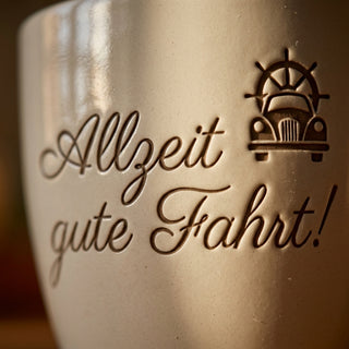 Personalisierter Blumentopf »Allzeit gute Fahrt!« — Geschenk Schaffner Abschied — Detailaufnahme