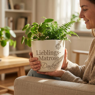 Personalisierter Blumentopf mit Gravur — Geschenk Matrose Abschied — im Wohnambiente