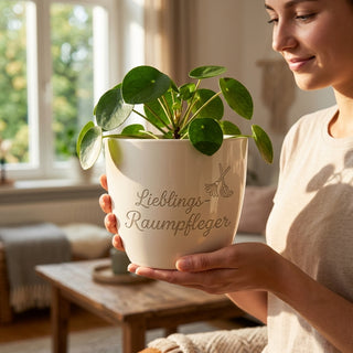 Personalisierter Blumentopf mit Gravur — Dankeschön Geschenk für Raumpfleger — im Wohnambiente