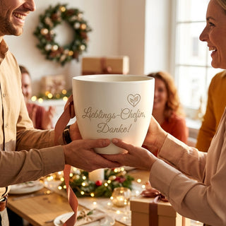 Personalisierter Blumentopf mit Gravur — Geschenk Geschäftsführerin — als persoenliche Geschenk-Uebergabe