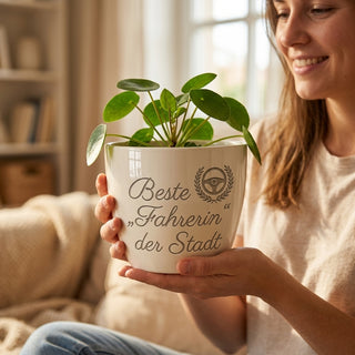 Blumentopf mit Gravur Beste Fahrerin der Stadt — Geschenk Taxifahrerin — im Wohnambiente