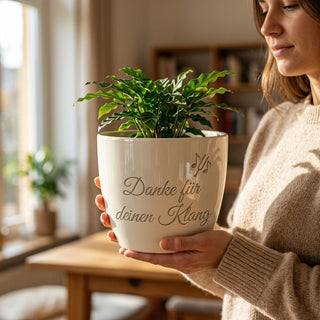 Personalisierter Blumentopf mit Gravur — Danke Geschenk Organist Kirchenmusiker — im Wohnambiente