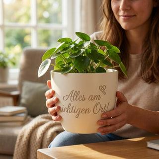 Personalisierter Blumentopf mit Gravur — Geschenk Fachkraft Lagerlogistik — im Wohnambiente